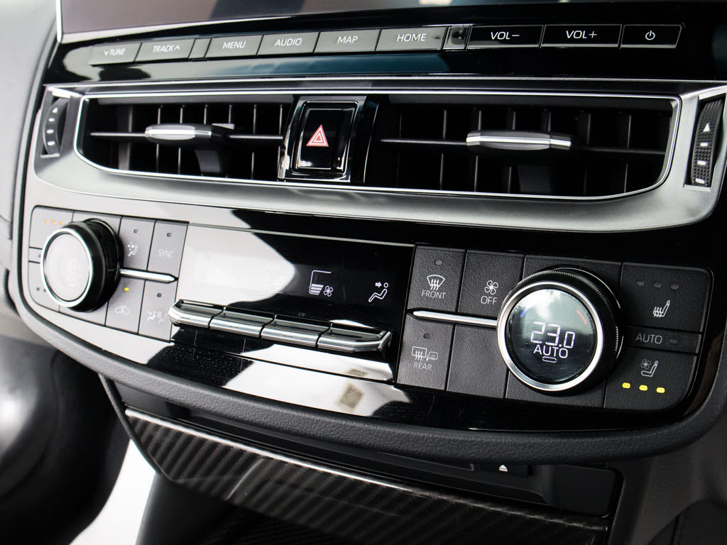 使いやすさや安全性を追求したステアリング
周り！高級車ゆえにスイッチ類が多いのも特
徴ですね！考え尽くされた配置ですぐに使い
こなす事が出来ますのでご安心下さい！是非
、体感してみて下さい！！