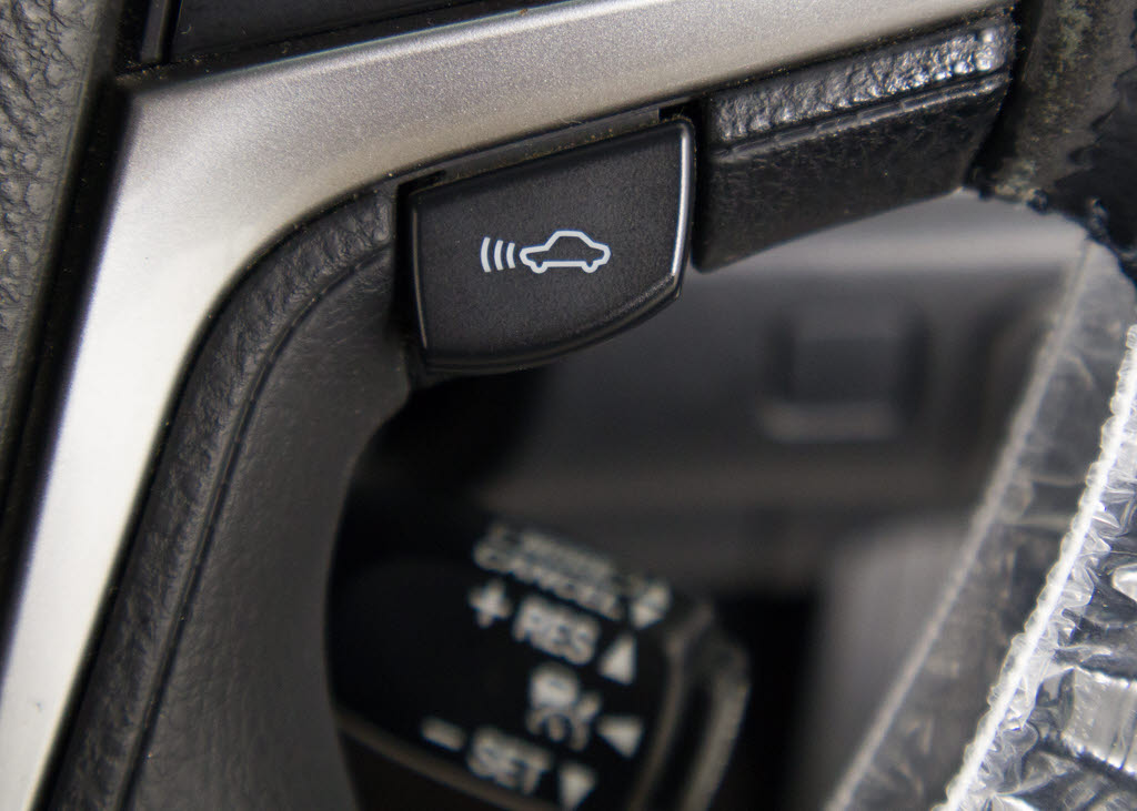 衝突回避支援型プリクラッシュセーフティシ
ステム　前方に出現した障害物に対し警報を
発し、ドライバーに警告。同時にブレーキア
シストにより衝突回避と速度を軽減します。