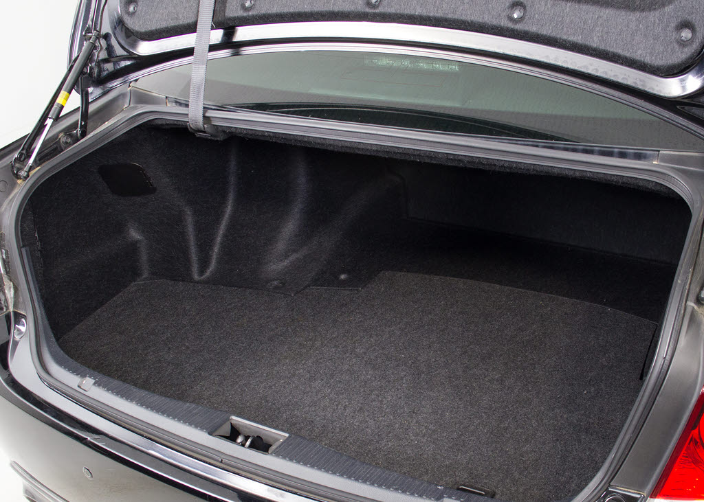 トランクが狭いと思っておりませんか？実際
は大容量トランクです！旅行等の長距離ドラ
イブも快適です！また、屋根付きスペースを
完備しておりますので、夜間でも、雨でも雪
の日だってゆっくりご覧頂けます。