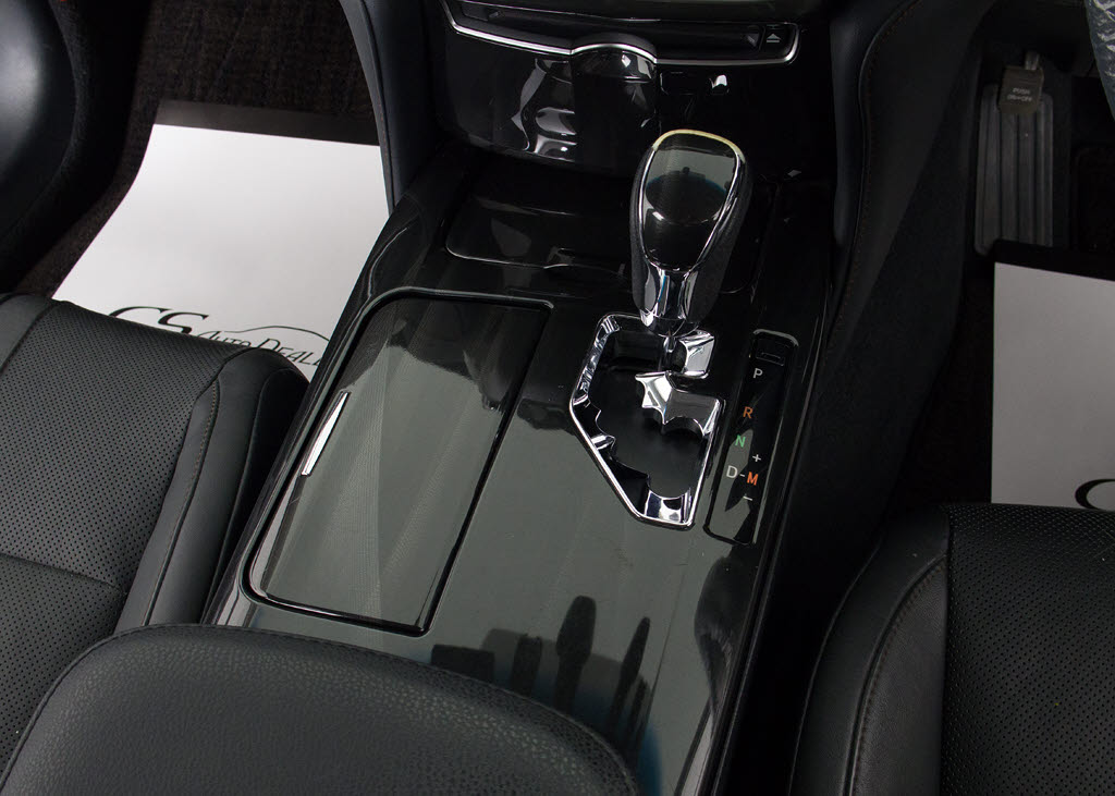 シフト周りです。スッキリとしつつも高級感
や操作性を損なわない作りとなって参ります
。