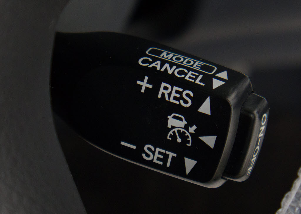 レーダークルーズコントロール　　ミリ波レ
ーダーと単眼カメラで先行車を認識し、車速
に応じた車間距離を保ちながら追従走行を支
援します。