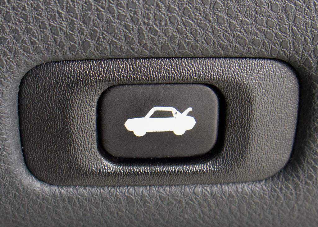 ボタン一つでトランクオープンが可能！車内
から操作できる為、非常に便利な装備の一つ
となります！