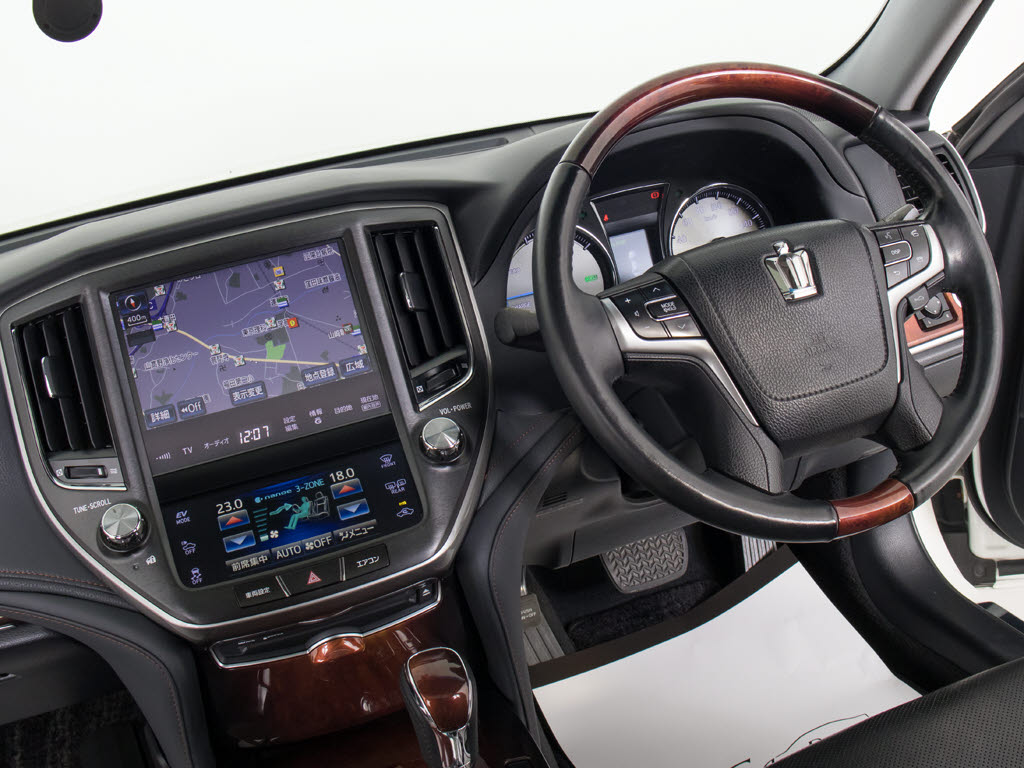 使いやすさや安全性を追求したステアリング
周り！高級車ゆえにスイッチ類が多いのも特
徴ですね！考え尽くされた配置ですぐに使い
こなす事が出来ますのでご安心下さい！是非
、体感してみて下さい！！