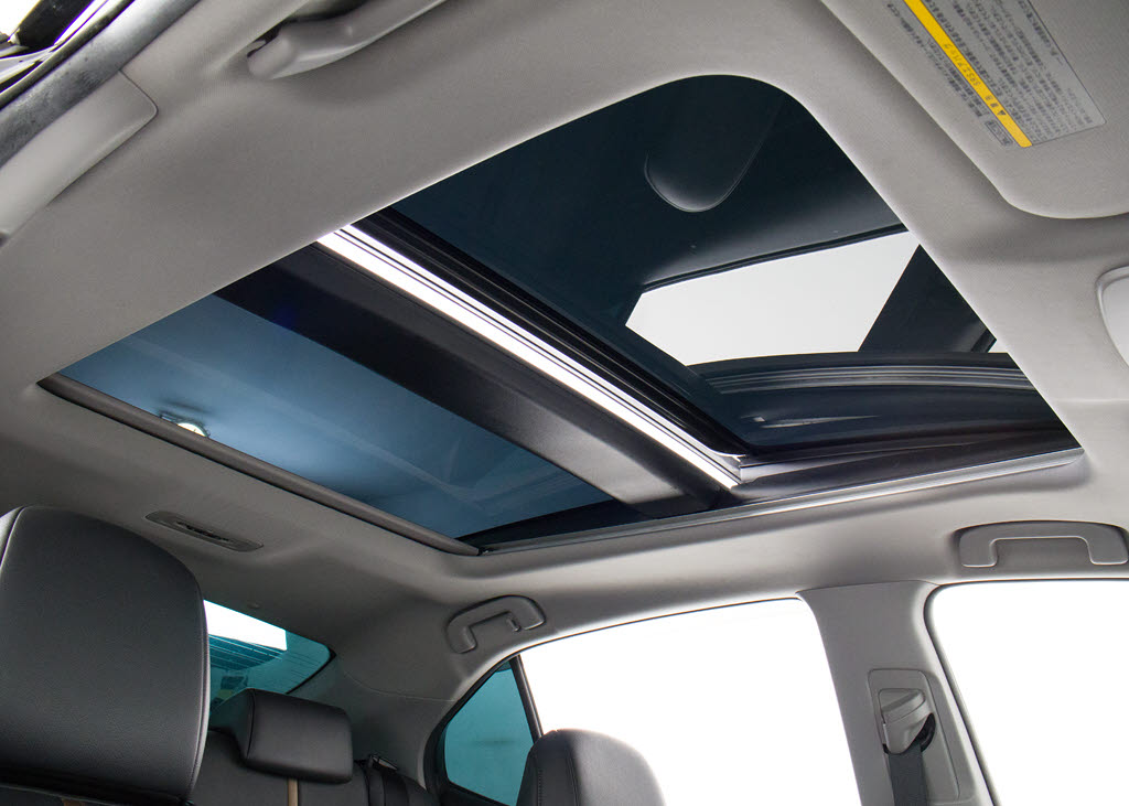 人気装備のパノラマルーフが付いています！
上下チルトに前後スライド機能が付いていま
すので、様々なドライブシーンで活躍してく
れます！！開放感ある車内空間は気持ちがい
いですよ！是非体感してみて下さい！