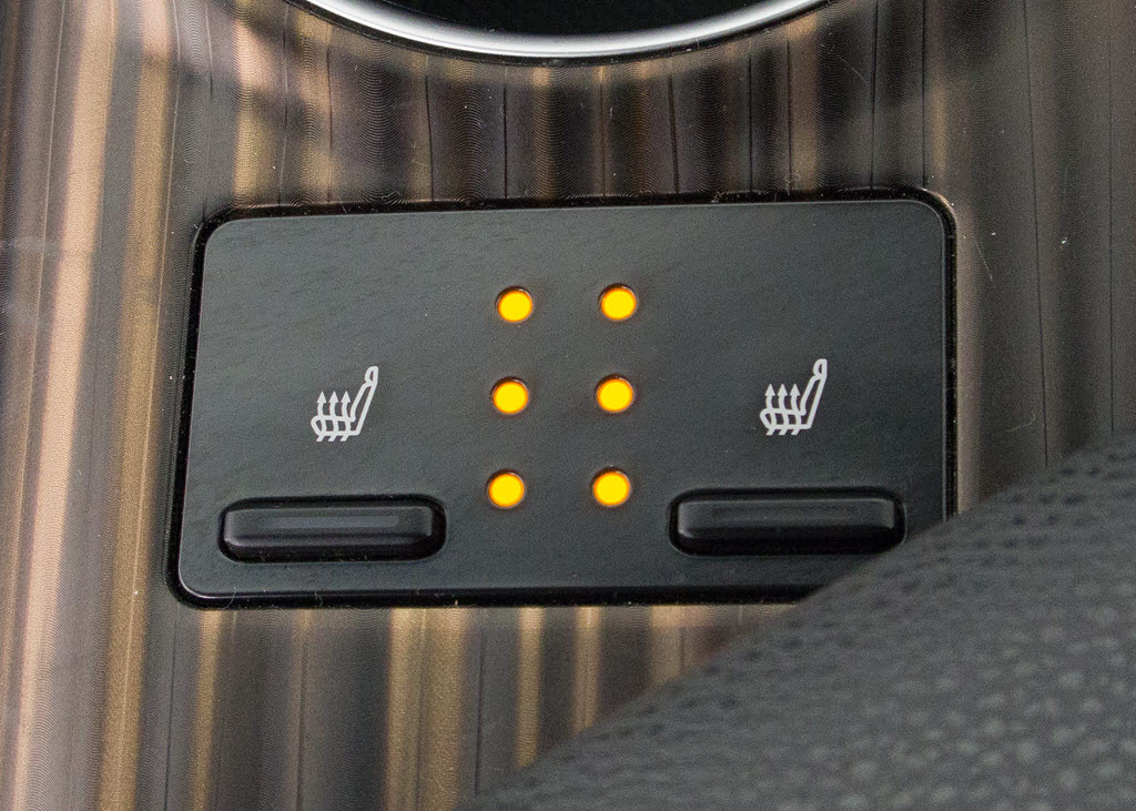 シートヒーターを装備しています！高級車な
らではの装備です！シートが暖まりますので
、寒い冬場も快適にご乗車頂けます！腰にも
優しい！お子様や女性にも嬉しい装備ですね
！！