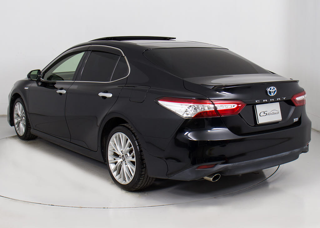 個性的なリアビューで御座います。精悍な佇
まいは高級車ならではです。