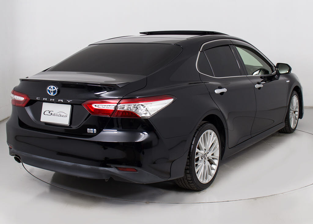 個性的なリアビューで御座います。精悍な佇
まいは高級車ならではです。