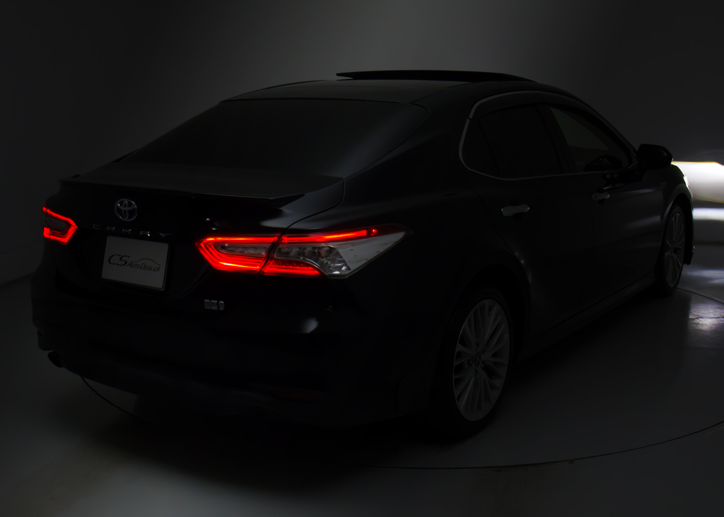 個性的なリアビューで御座います。精悍な佇
まいは高級車ならではです。