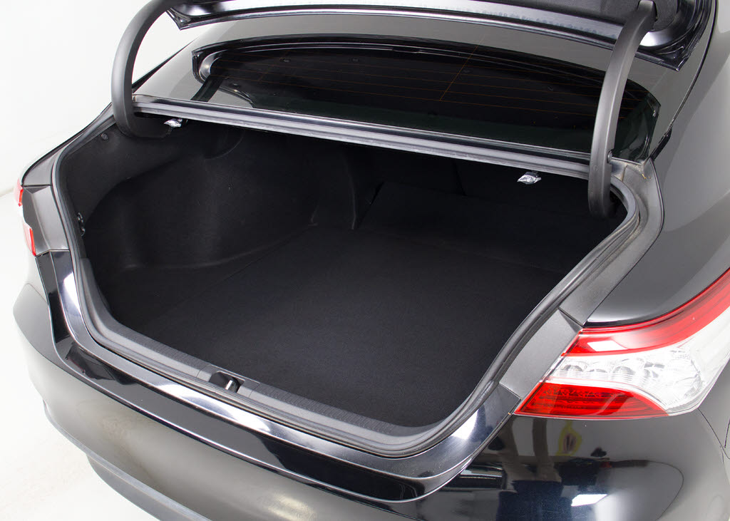 トランクが狭いと思っておりませんか？実際
は大容量トランクです！旅行等の長距離ドラ
イブも快適です！また、屋根付きスペースを
完備しておりますので、夜間でも、雨でも雪
の日だってゆっくりご覧頂けます。