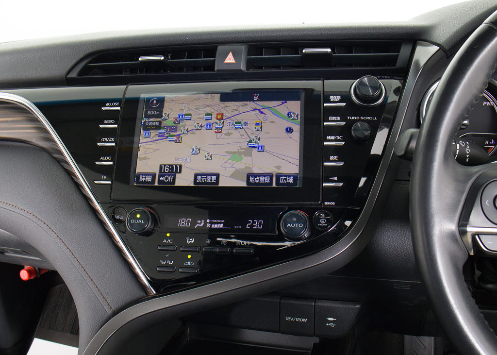 ★メーカーオプションの大画面SDナビが装備
されています！地図情報の更新も出来ますの
で安心してお使い頂けます！