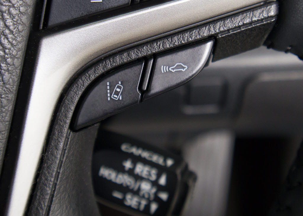 衝突回避支援型プリクラッシュセーフティシ
ステム　前方に出現した障害物に対し警報を
発し、ドライバーに警告。同時にブレーキア
シストにより衝突回避と速度を軽減します。