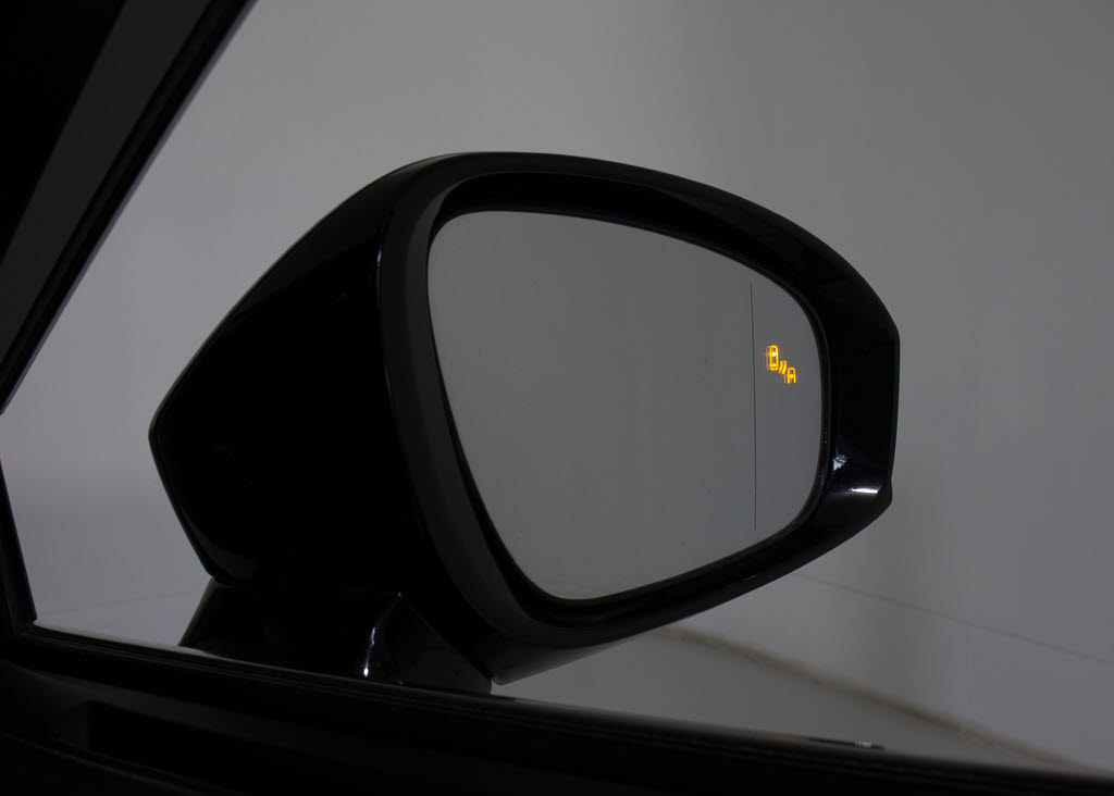 ＢＳＭ（ブラインドスポットモニタ）！隣の
車線を走る車両をレーダーで検知し、ドアミ
ラーでは確認しにくい後側方エリアに存在す
る車両に加えて、急接近してくる車両も検知
します。