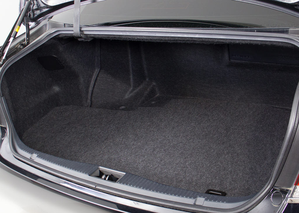 トランクが狭いと思っておりませんか？実際
は大容量トランクです！旅行等の長距離ドラ
イブも快適です！また、屋根付きスペースを
完備しておりますので、夜間でも、雨でも雪
の日だってゆっくりご覧頂けます。