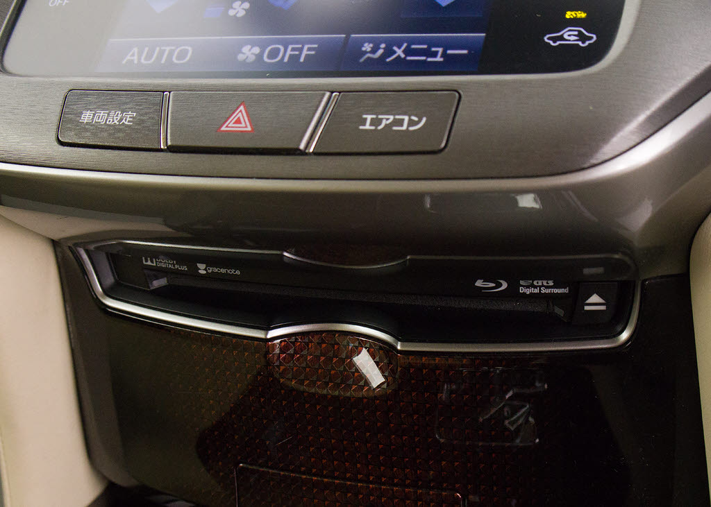 ＣＤはもちろんの事、ＤＶＤ＆Ｂｌｕ－ｒａ
ｙ再生も可能です。フルセグ地デジにも対応
しさらにＢｌｕｅｔｏｏｔｈにも対応してお
ります