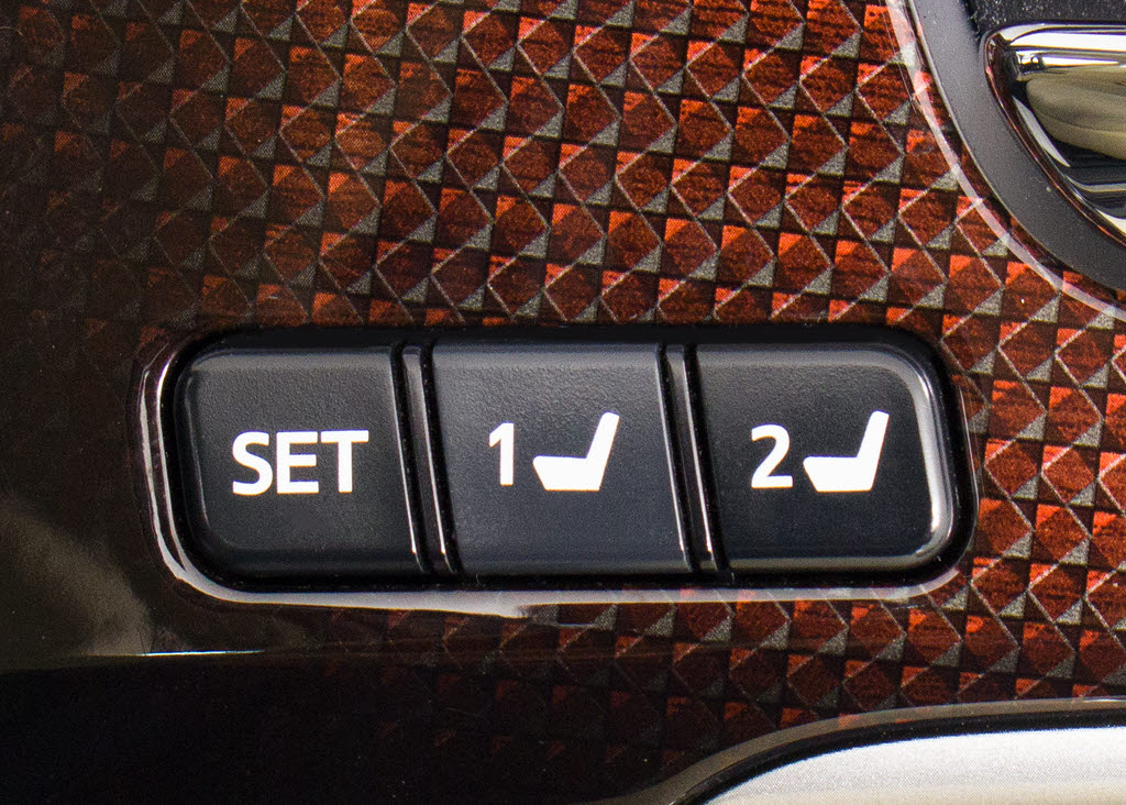 シートメモリー付き！ステアリング、シート
、ドアミラーポジションをメモリー可能です
！