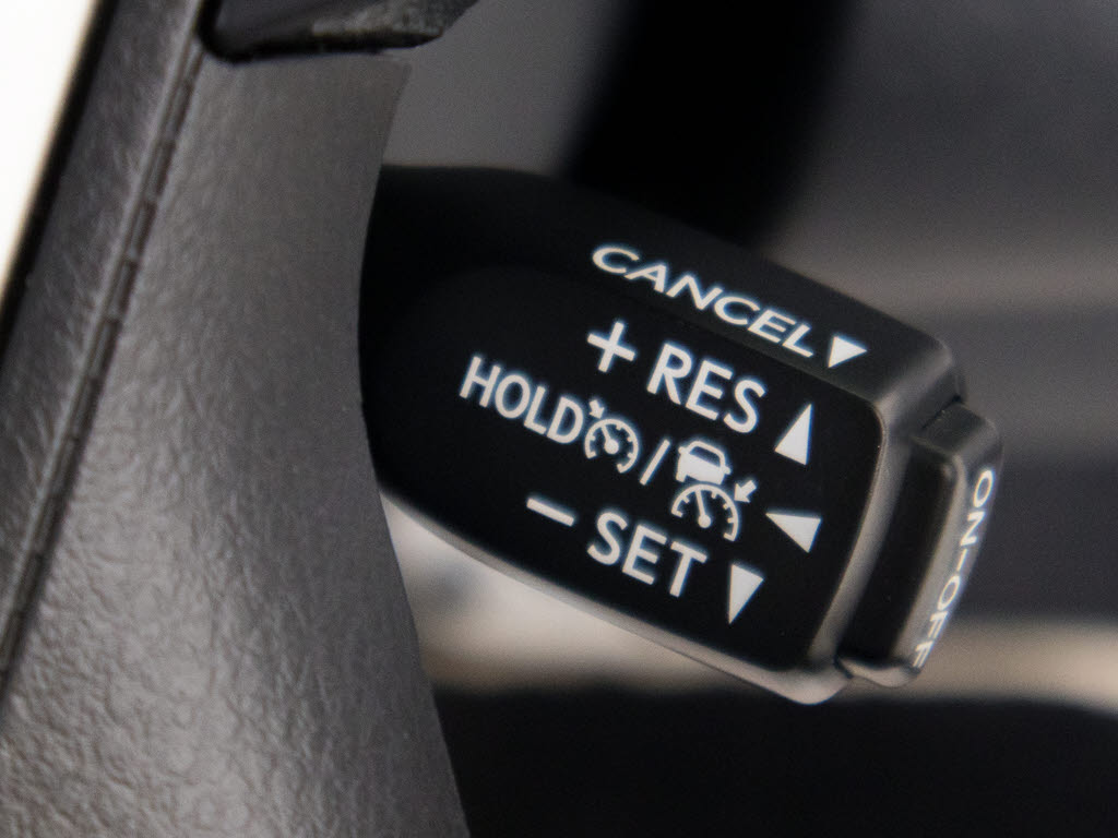 レーダークルーズコントロール　　ミリ波レ
ーダーと単眼カメラで先行車を認識し、車速
に応じた車間距離を保ちながら追従走行を支
援します。