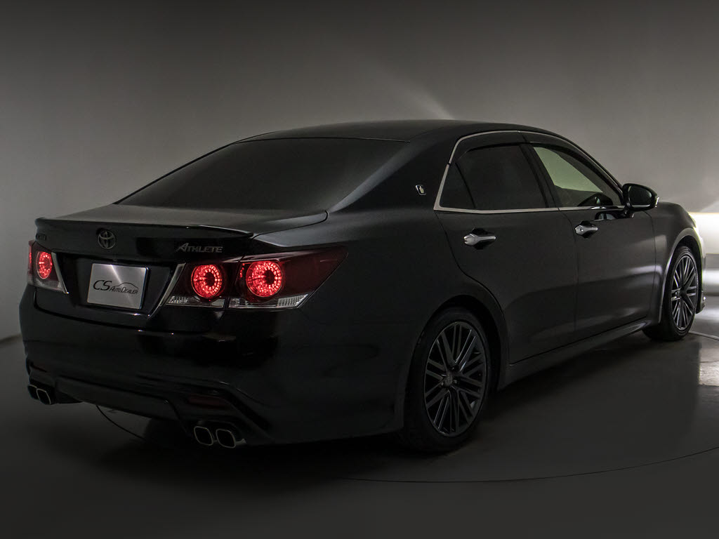 個性的なリアビューで御座います。精悍な佇
まいは高級車ならではです。