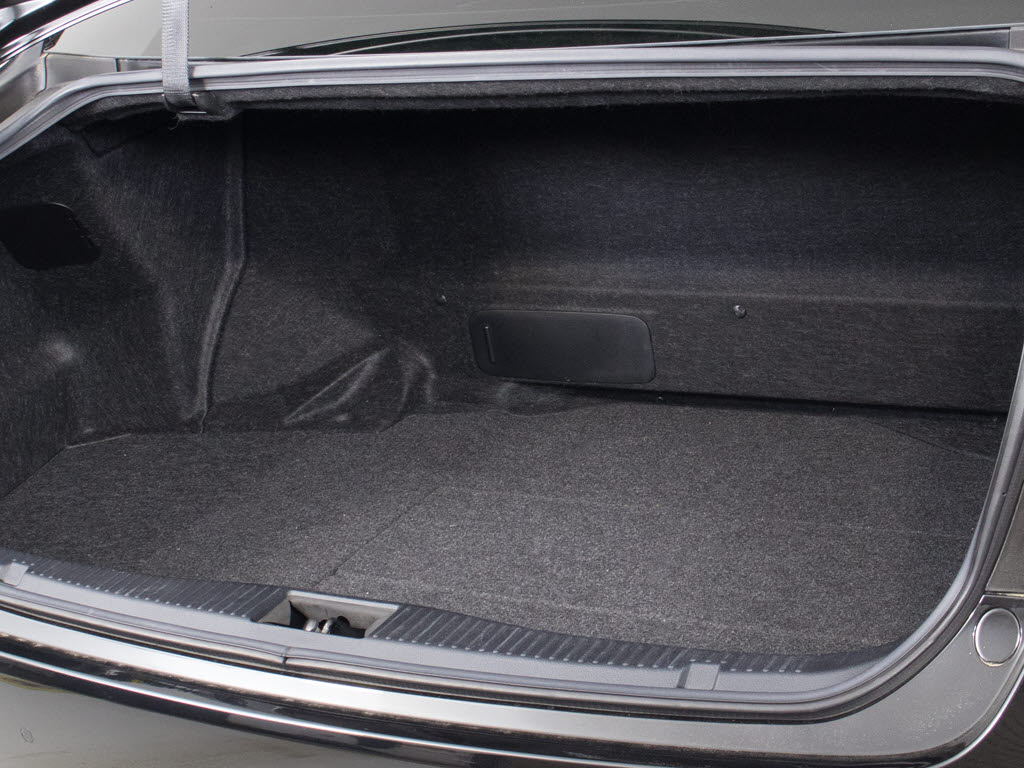 トランクが狭いと思っておりませんか？実際
は大容量トランクです！旅行等の長距離ドラ
イブも快適です！また、屋根付きスペースを
完備しておりますので、夜間でも、雨でも雪
の日だってゆっくりご覧頂けます。