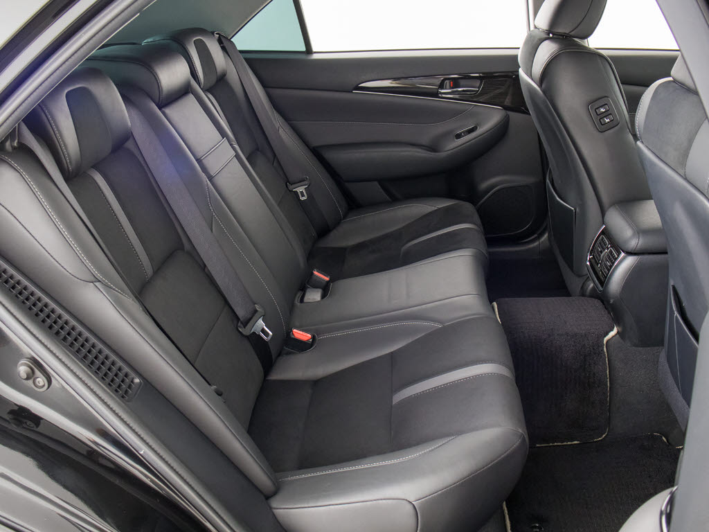 特別仕様車ならではの専用ハーフレザーシー
ト付！！当社では、本革シートのカラー変更
や張替えも出来ます！ワイン・茶・赤・青・
黄色・コンビ色など何でもＯＫです！