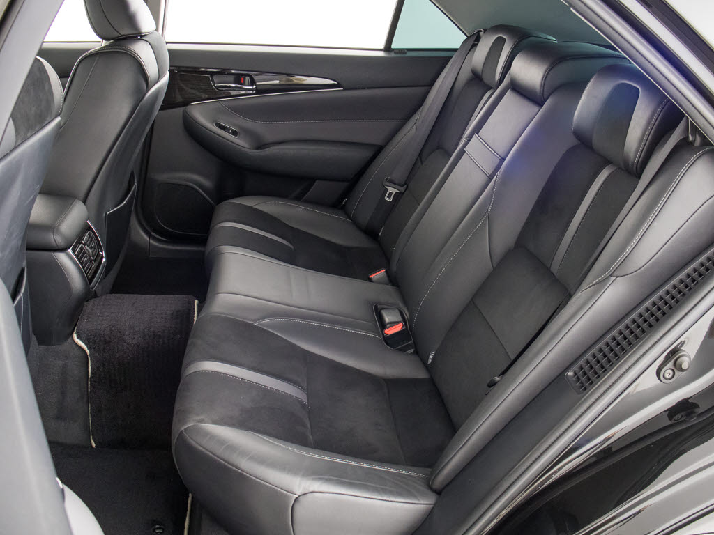 特別仕様車ならではの専用ハーフレザーシー
ト付！！当社では、本革シートのカラー変更
や張替えも出来ます！ワイン・茶・赤・青・
黄色・コンビ色など何でもＯＫです！