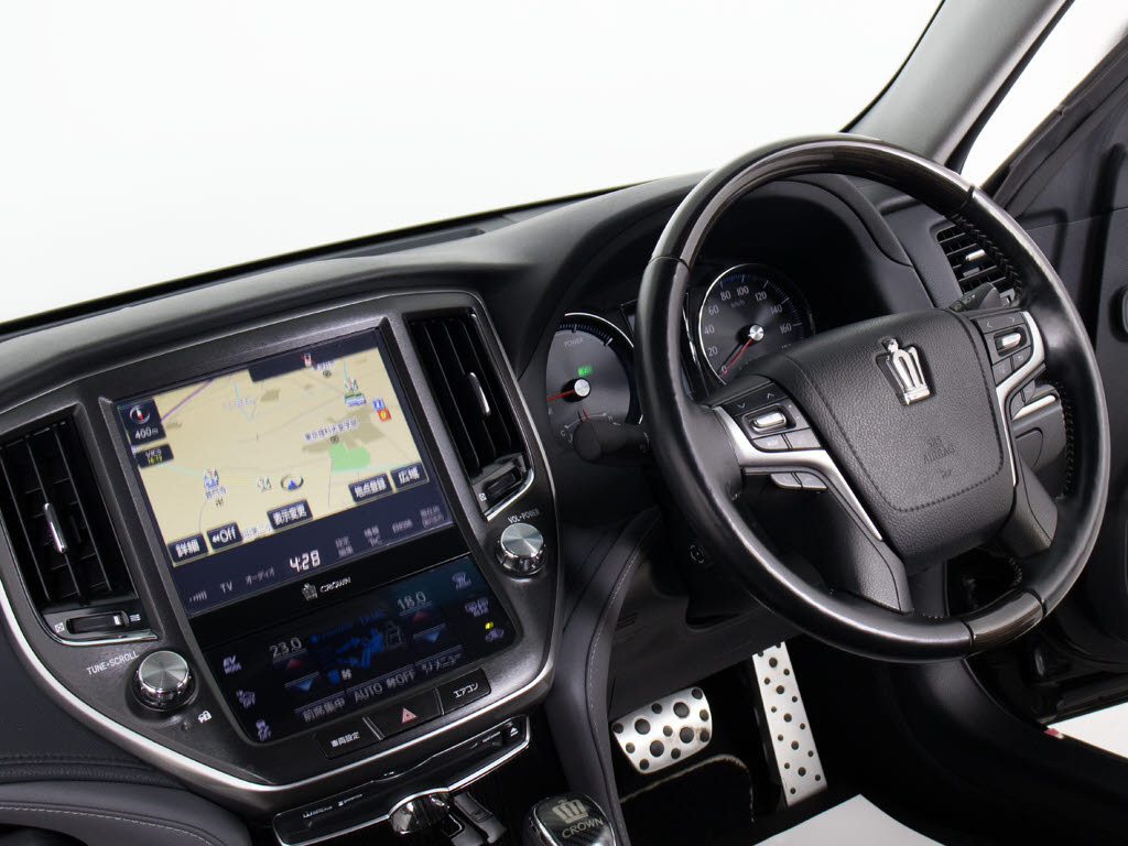 使いやすさや安全性を追求したステアリング
周り！高級車ゆえにスイッチ類が多いのも特
徴ですね！考え尽くされた配置ですぐに使い
こなす事が出来ますのでご安心下さい！是非
、体感してみて下さい！！