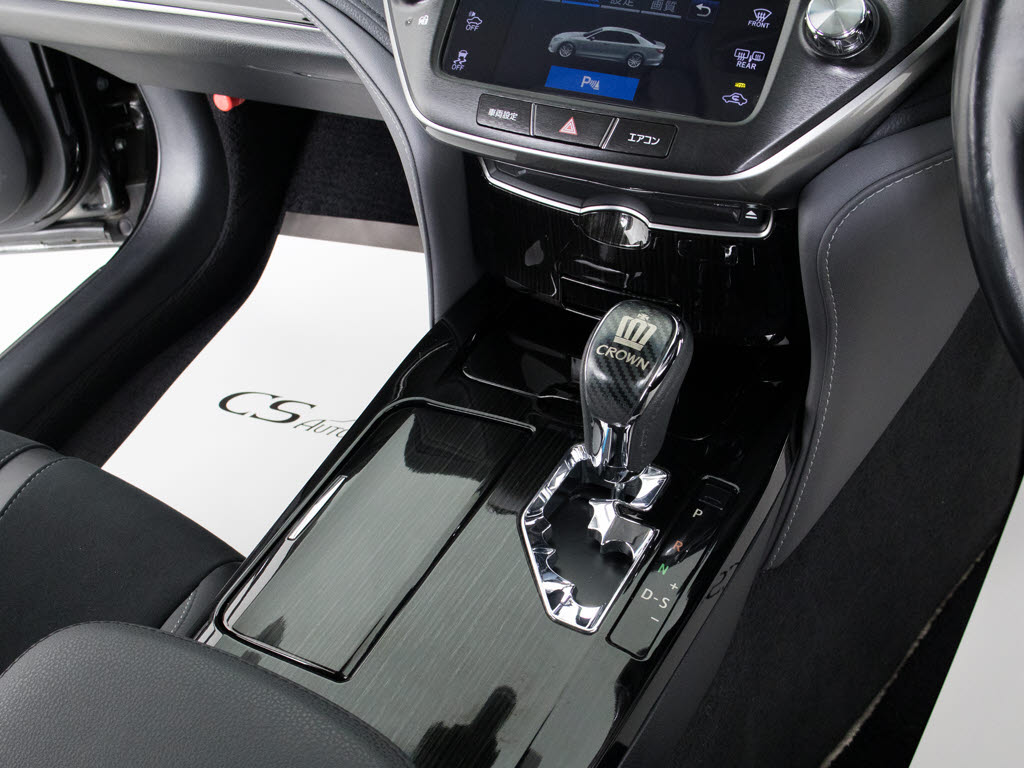 シフト周りです。スッキリとしつつも高級感
や操作性を損なわない作りとなって参ります
。