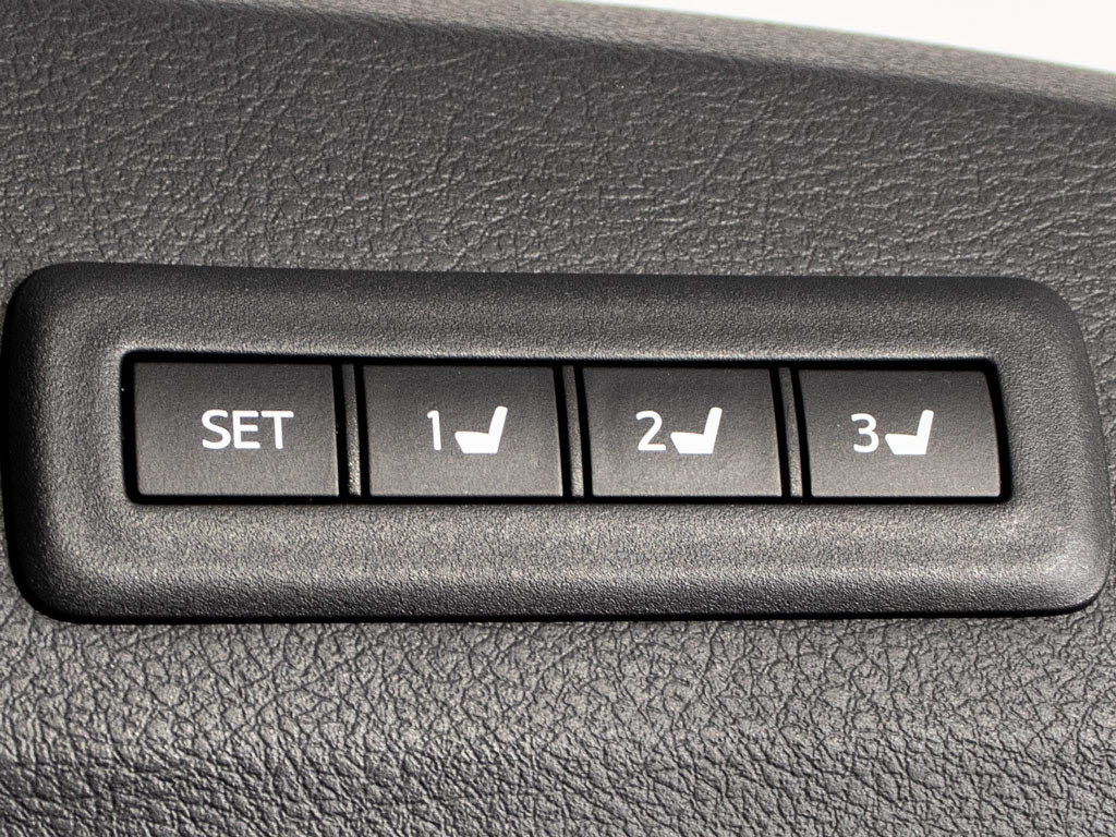 ★シートメモリ―★高級車ならではの装備！
登録した位置へ自動でシートが動きます！