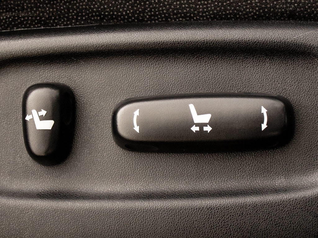 パワーシート装備！シート上下やチルトなど
、シート位置の微調整が電動で可能となりま
す！