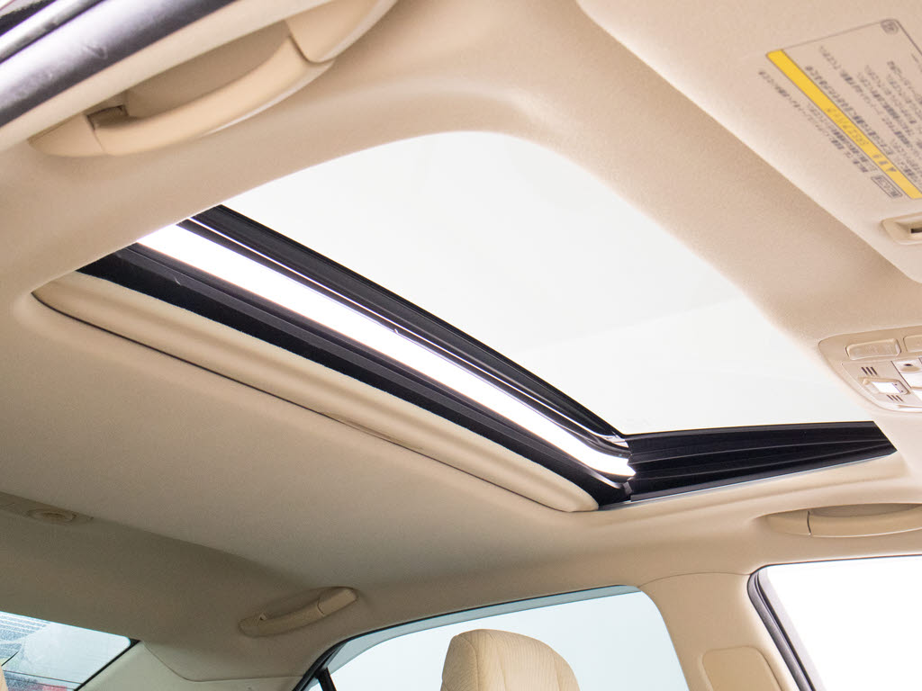 人気装備のサンルーフが付いています！上下
チルトに前後スライド機能が付いていますの
で、様々なドライブシーンで活躍してくれま
す！！開放感ある車内空間は気持ちがいいで
すよ！是非体感してみて下さい！