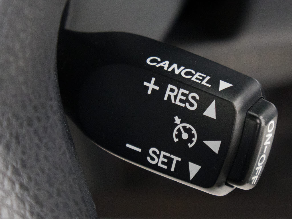 【オートクルーズコントロール】搭載。アク
セル操作なしでも車が自動でスピードを保っ
てくれる機能です長距離の高速は楽々です。