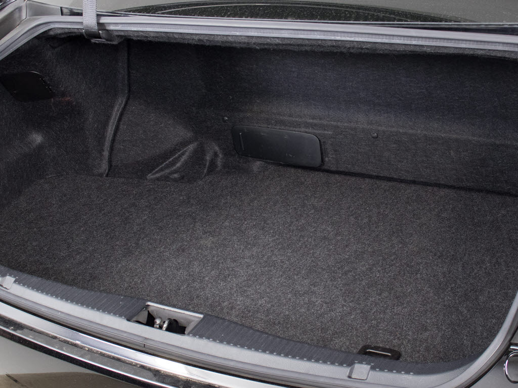 トランクが狭いと思っておりませんか？実際
は大容量トランクです！旅行等の長距離ドラ
イブも快適です！また、屋根付きスペースを
完備しておりますので、夜間でも、雨でも雪
の日だってゆっくりご覧頂けます。