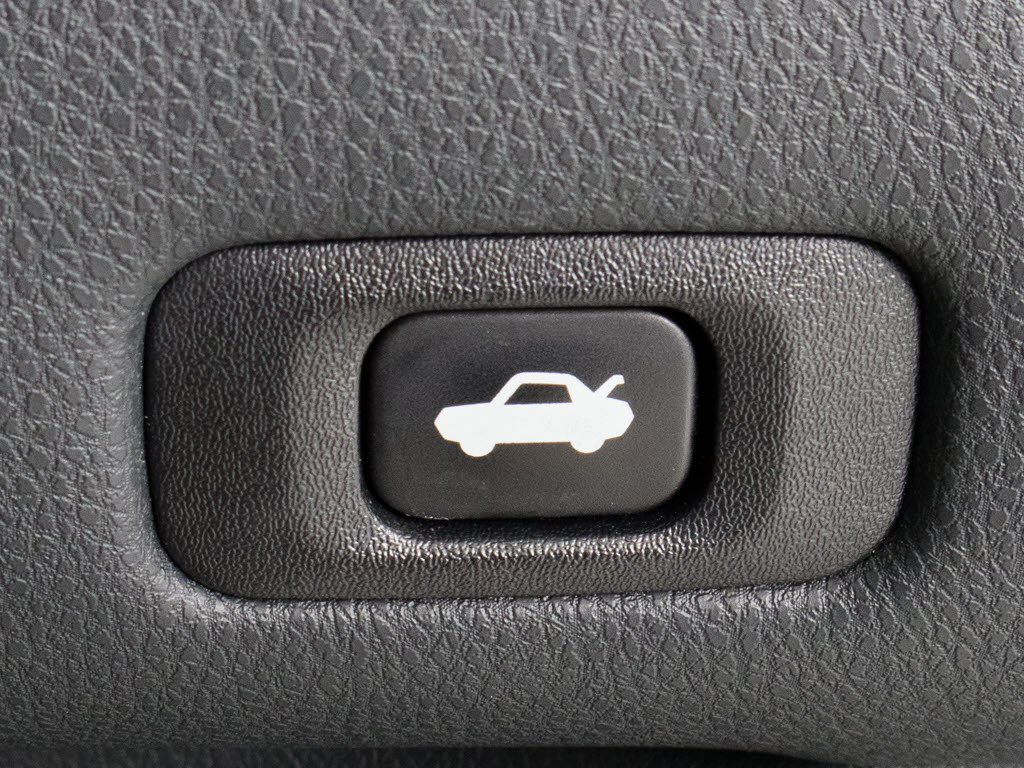 ボタン一つでトランクオープンが可能！車内
から操作できる為、非常に便利な装備の一つ
となります！