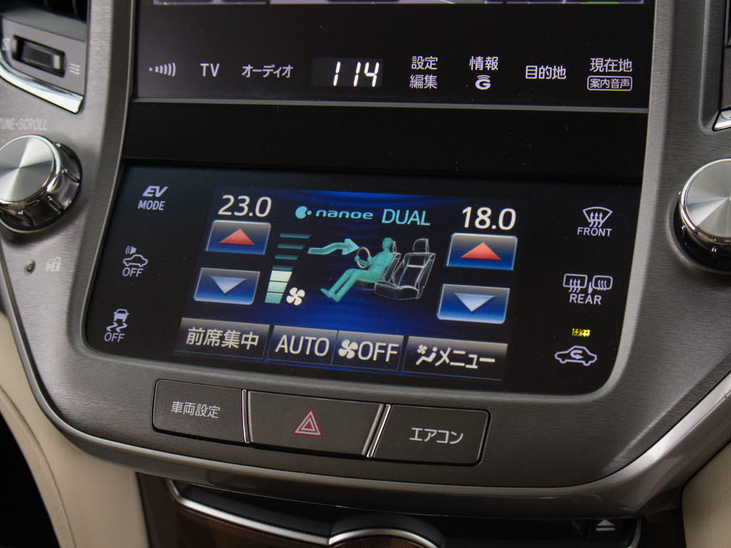 使いやすさや安全性を追求したステアリング
周り！高級車ゆえにスイッチ類が多いのも特
徴ですね！考え尽くされた配置ですぐに使い
こなす事が出来ますのでご安心下さい！是非
、体感してみて下さい！！