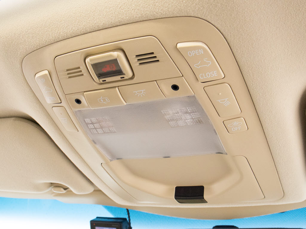 人気装備のサンルーフが付いています！上下
チルトに前後スライド機能が付いていますの
で、様々なドライブシーンで活躍してくれま
す！！開放感ある車内空間は気持ちがいいで
すよ！是非体感してみて下さい！