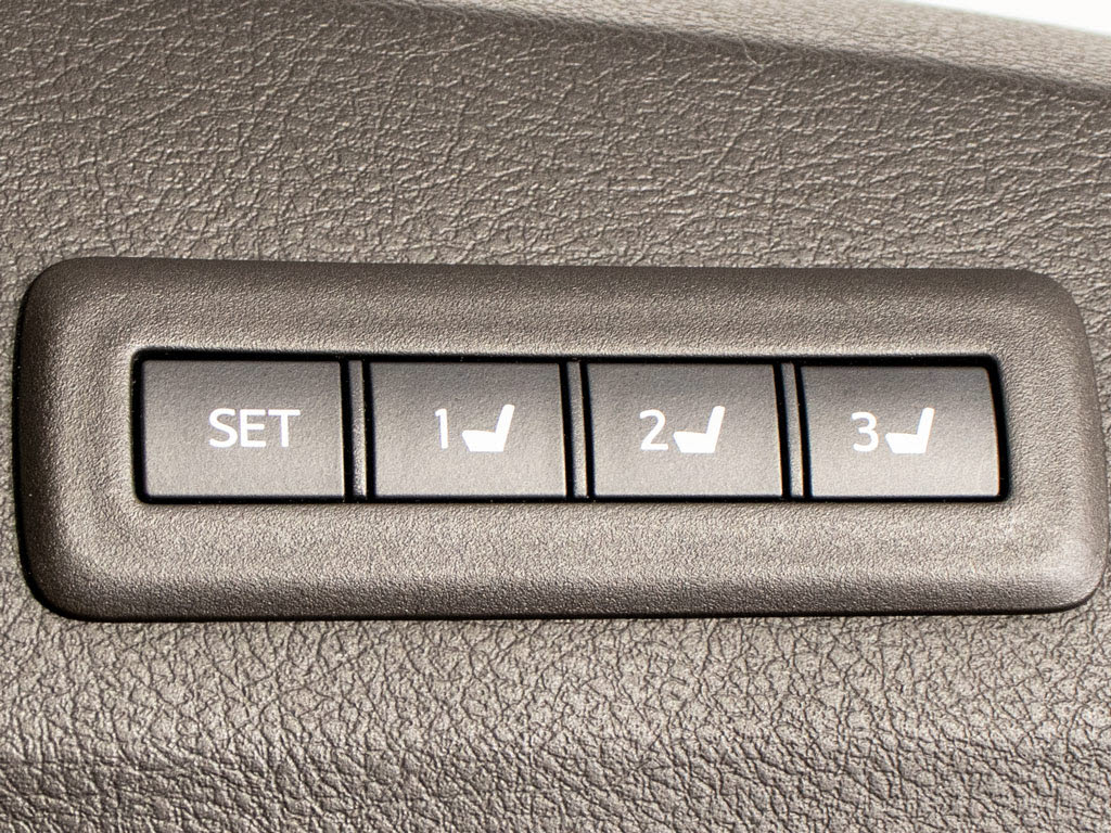 ★シートメモリ―★高級車ならではの装備！
登録した位置へ自動でシートが動きます！