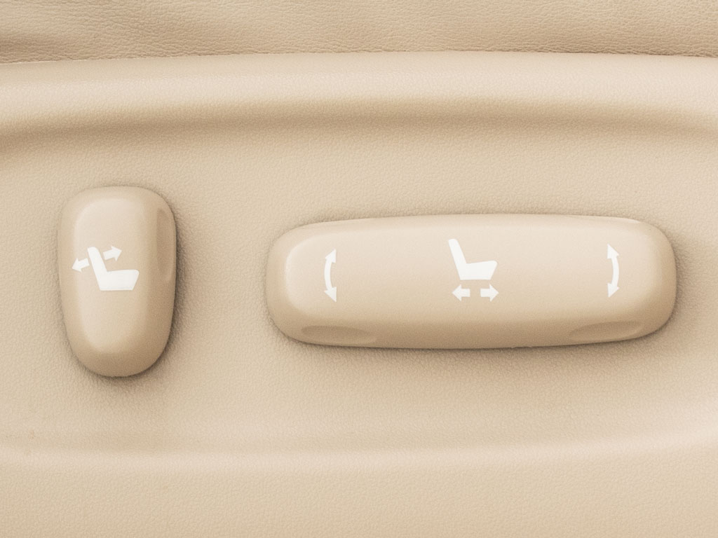 パワーシート装備！シート上下やチルトなど
、シート位置の微調整が電動で可能となりま
す！