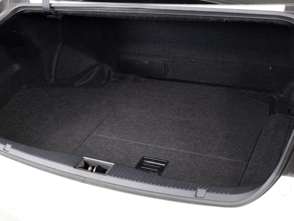 トランクが狭いと思っておりませんか？実際
は大容量トランクです！旅行等の長距離ドラ
イブも快適です！また、屋根付きスペースを
完備しておりますので、夜間でも、雨でも雪
の日だってゆっくりご覧頂けます。