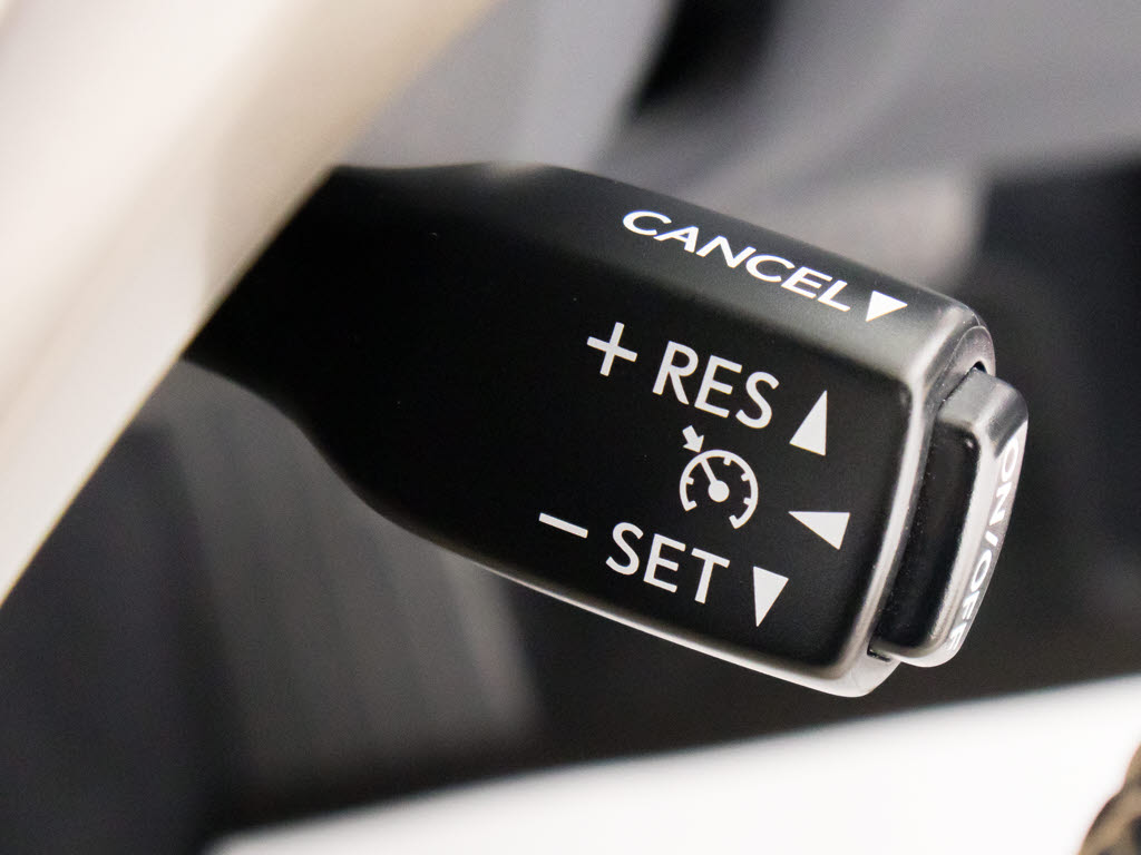 【オートクルーズコントロール】搭載。アク
セル操作なしでも車が自動でスピードを保っ
てくれる機能です長距離の高速は楽々です