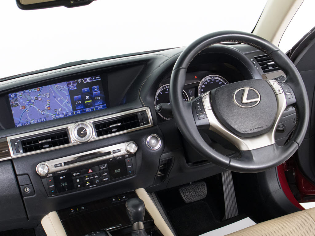 ★使いやすさや安全性を追求したステアリン
グ周り！高級車ゆえにスイッチ類が多いのも
特徴ですね！考え尽くされた配置ですぐに使
いこなす事が出来ますのでご安心下さい！是
非、体感してみて下さい！！