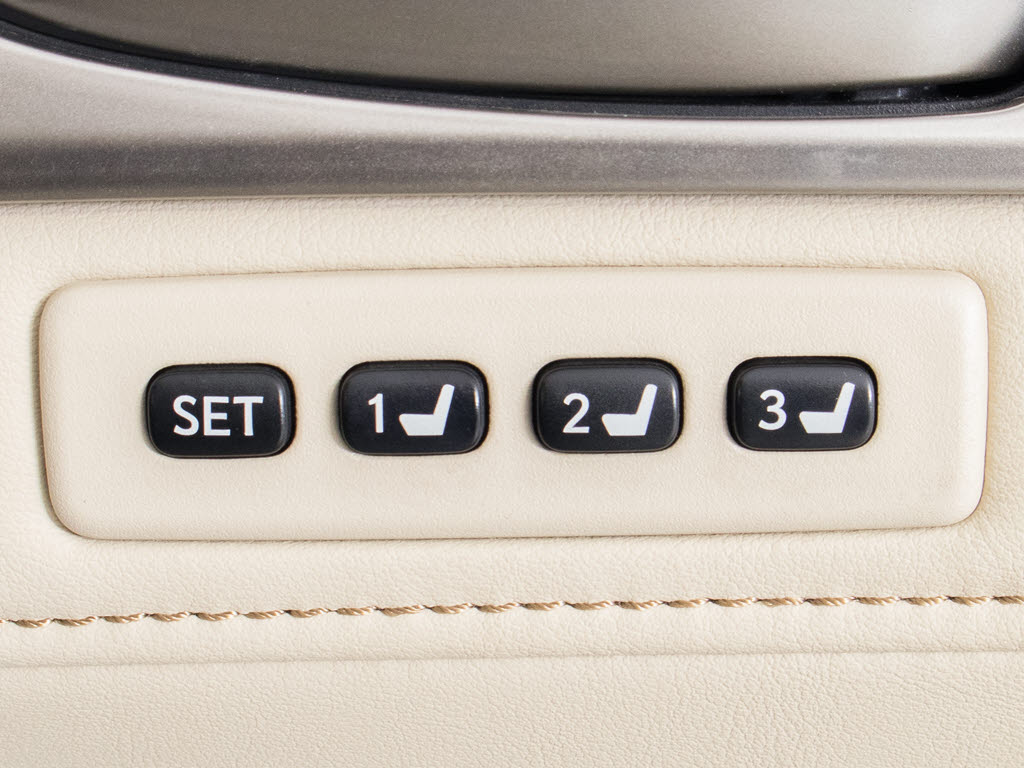 ★シートメモリー機能を装備！シート位置を
記憶出来きます。すごく便利ですよ！