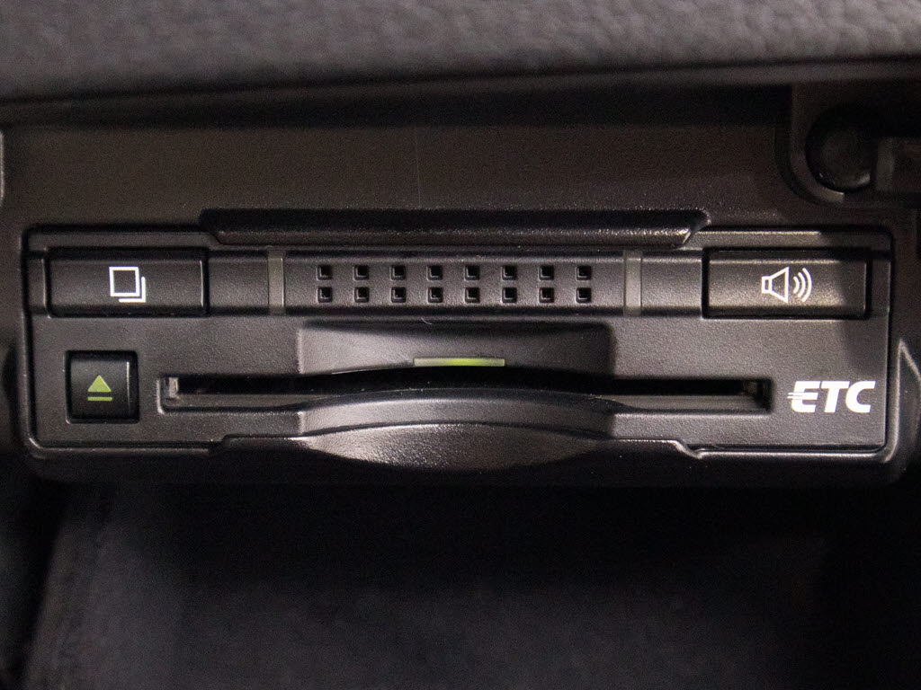 コンソール内一体型のビルトインＥＴＣ装備
！見た目の部分も良いですが、ＥＴＣカード
の盗難防止になる設置箇所です！料金所の渋
滞回避！時間帯・日によって料金の軽減を受
けられます！ストレス知らずのドライブ！