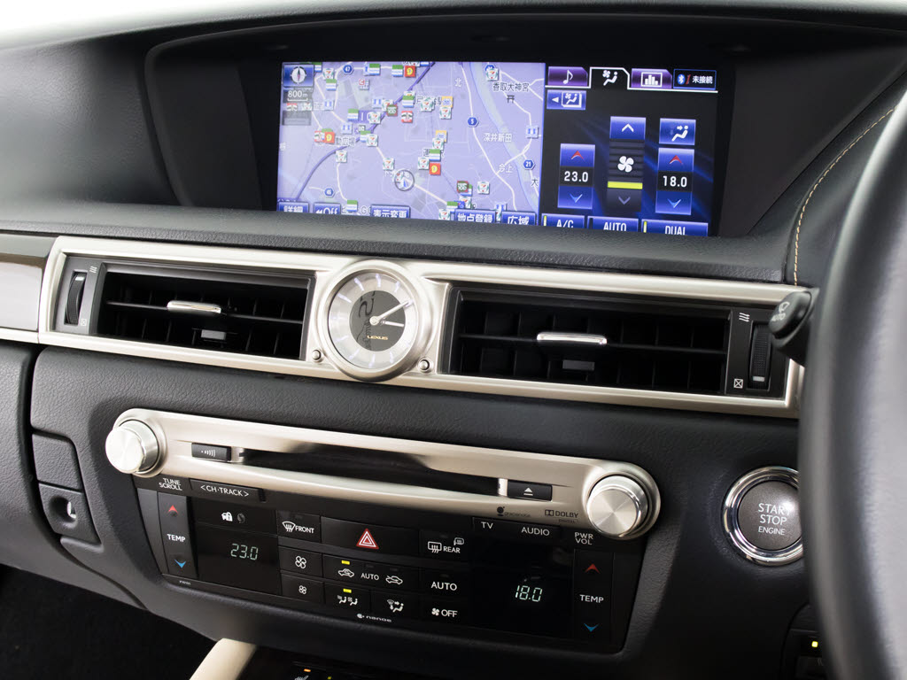 ＣＤはもちろんの事、ＤＶＤ再生も可能です
。フルセグ地デジにも対応しさらにＢｌｕｅ
ｔｏｏｔｈにも対応しております