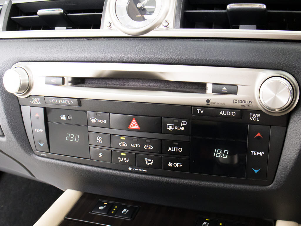 ＣＤはもちろんの事、ＤＶＤ再生も可能です
。フルセグ地デジにも対応しさらにＢｌｕｅ
ｔｏｏｔｈにも対応しております