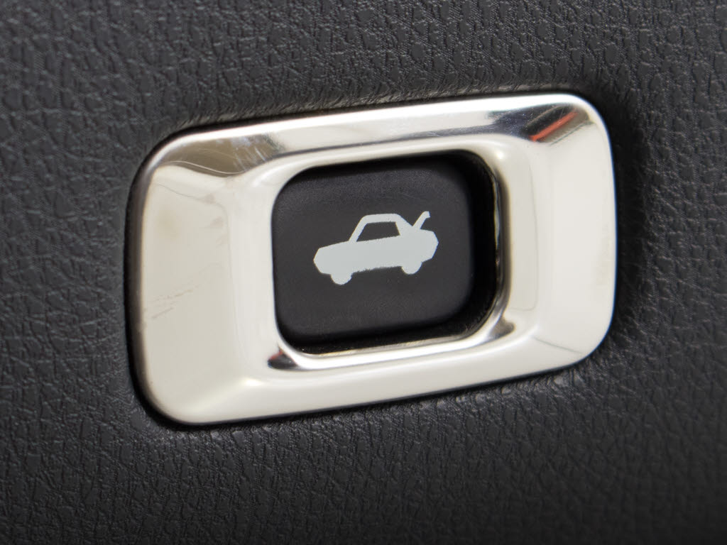 ボタン一つでトランクオープンが可能！車内
から操作できる為、非常に便利な装備の一つ
となります！