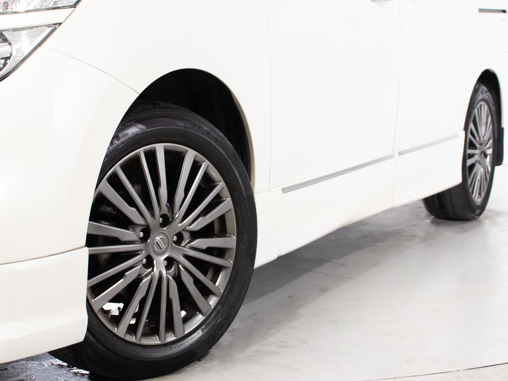 ★タイヤ交換★お好みのﾒｰｶ-やデザインのホ
イールへの換装も承っております！