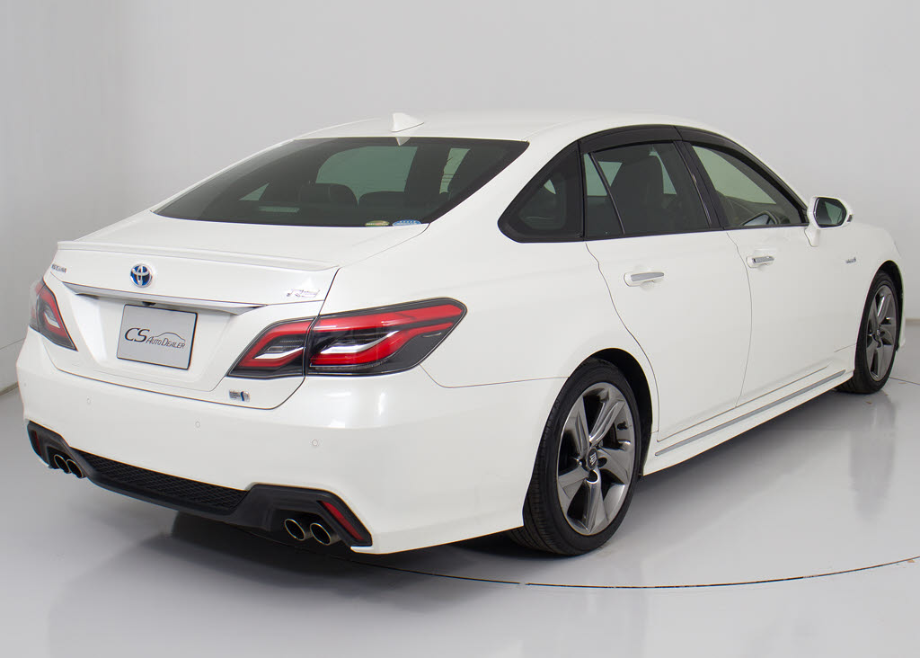 個性的なリアビューで御座います。精悍な佇
まいは高級車ならではです。