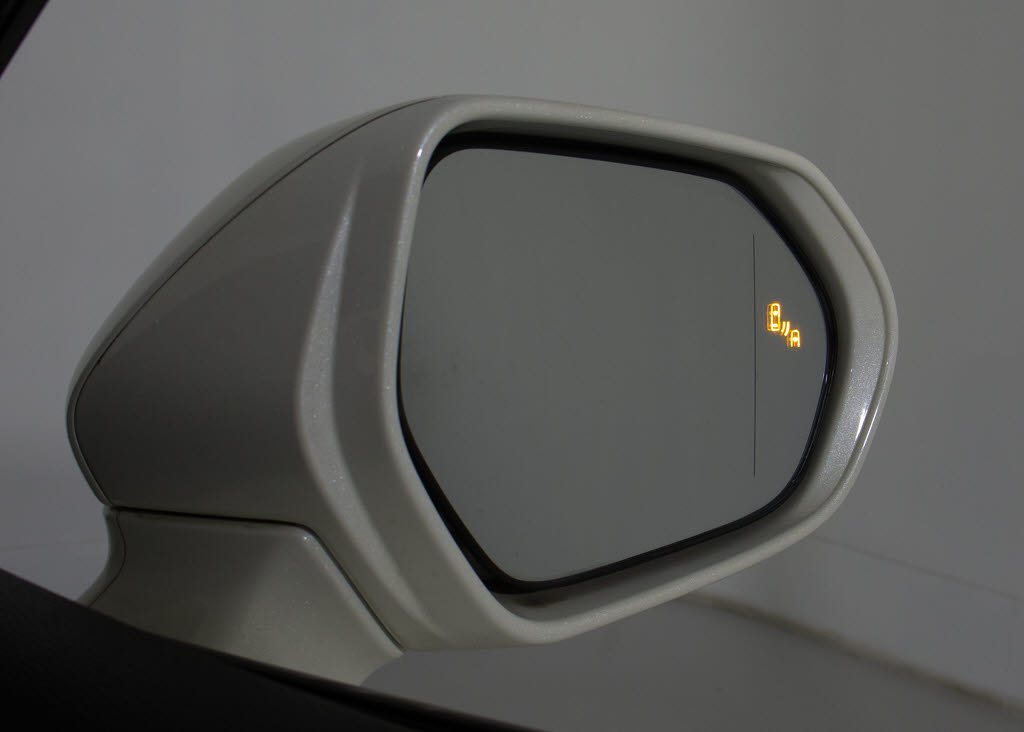 ＢＳＭ（ブラインドスポットモニタ）！隣の
車線を走る車両をレーダーで検知し、ドアミ
ラーでは確認しにくい後側方エリアに存在す
る車両に加えて、急接近してくる車両も検知
します。