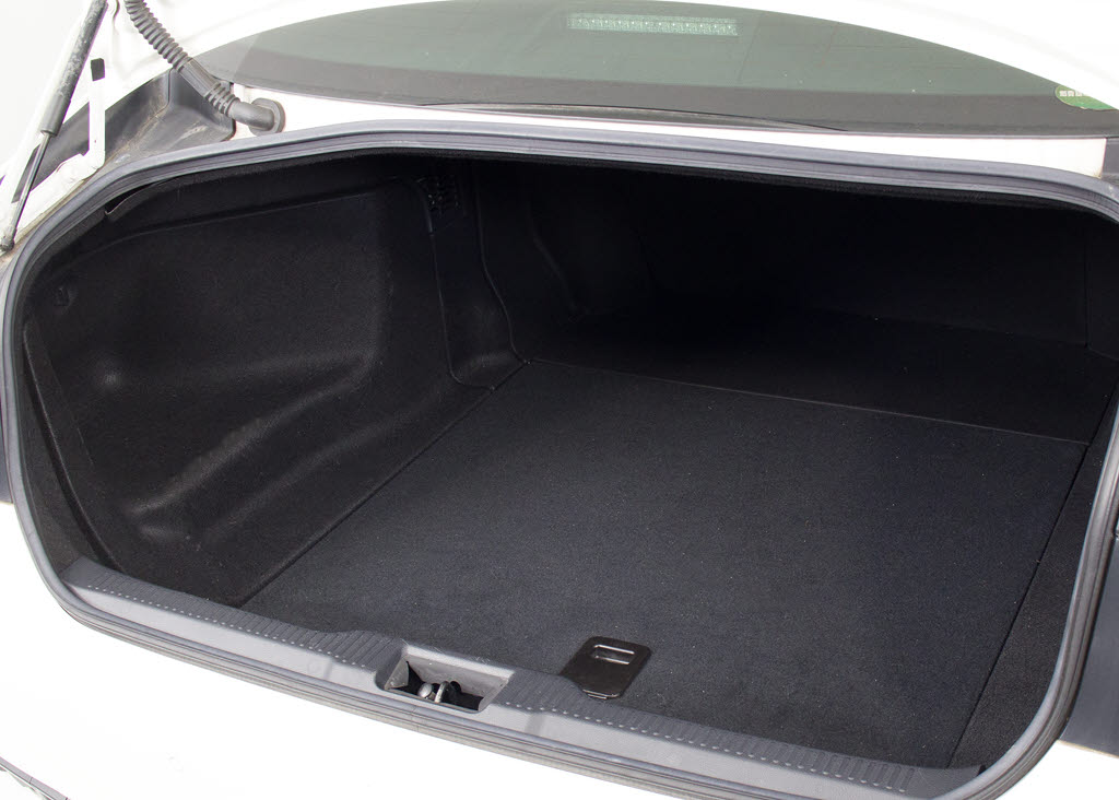 トランクが狭いと思っておりませんか？実際
は大容量トランクです！旅行等の長距離ドラ
イブも快適です！また、屋根付きスペースを
完備しておりますので、夜間でも、雨でも雪
の日だってゆっくりご覧頂けます。