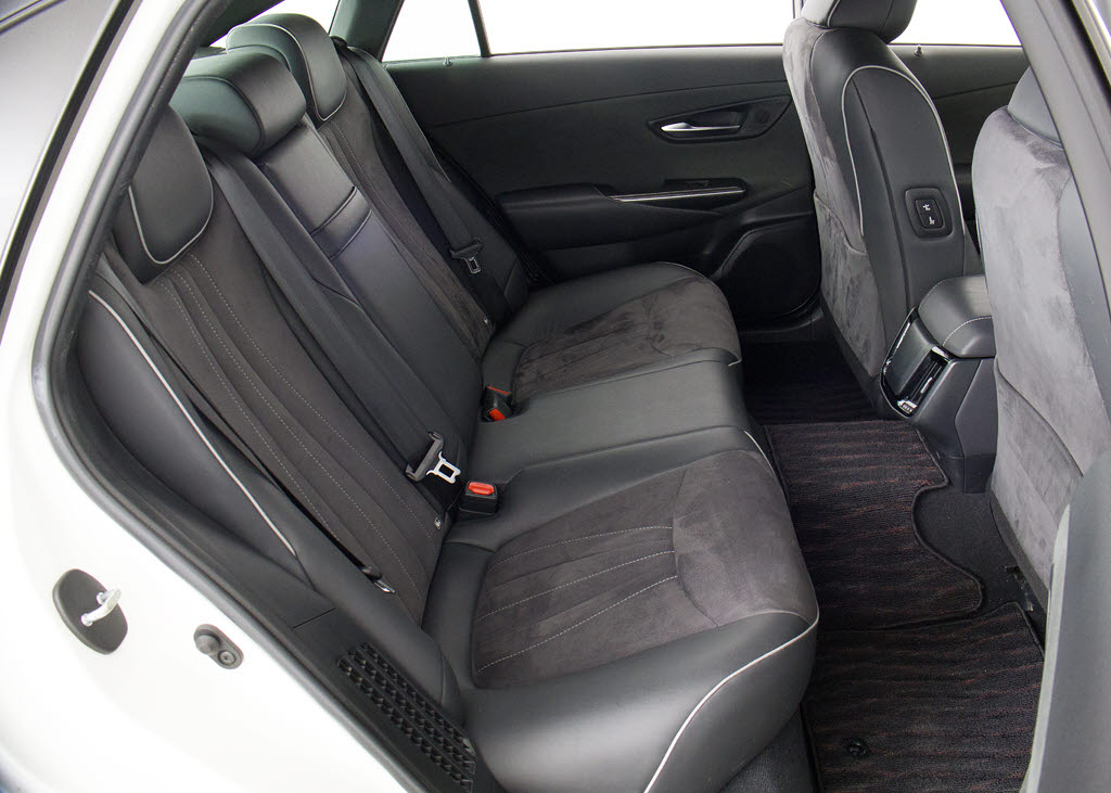 ハーフレザーシート付！！当社では、本革シ
ートのカラー変更や張替えも出来ます！ワイ
ン・茶・赤・青・黄色・コンビ色など何でも
ＯＫです！