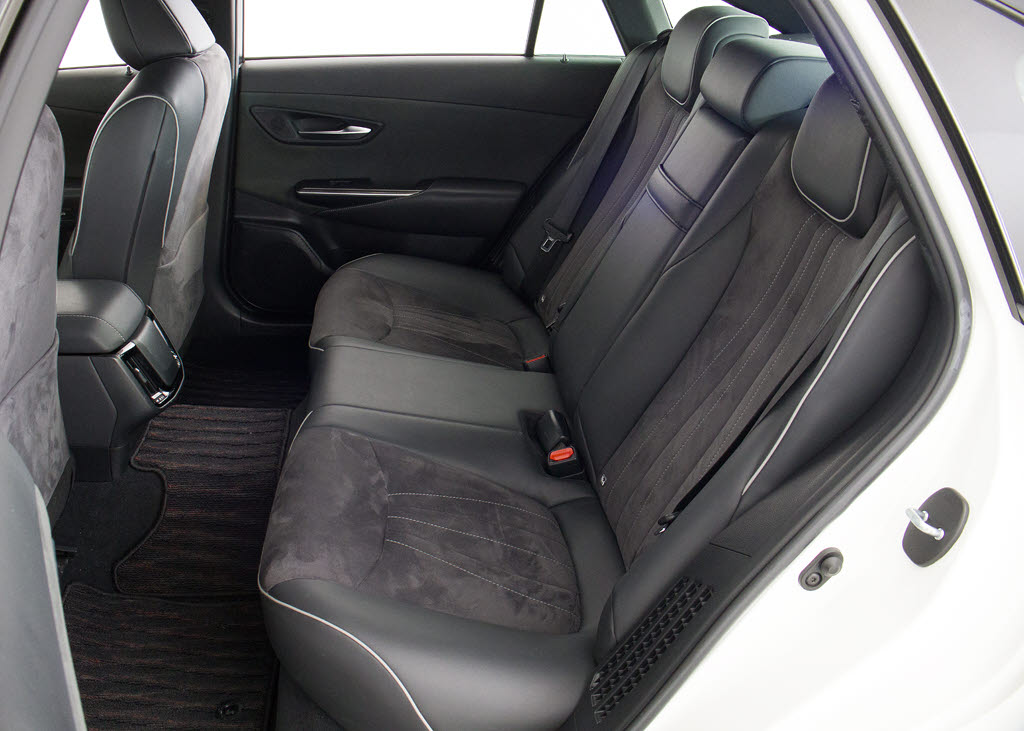 ハーフレザーシート付！！当社では、本革シ
ートのカラー変更や張替えも出来ます！ワイ
ン・茶・赤・青・黄色・コンビ色など何でも
ＯＫです！